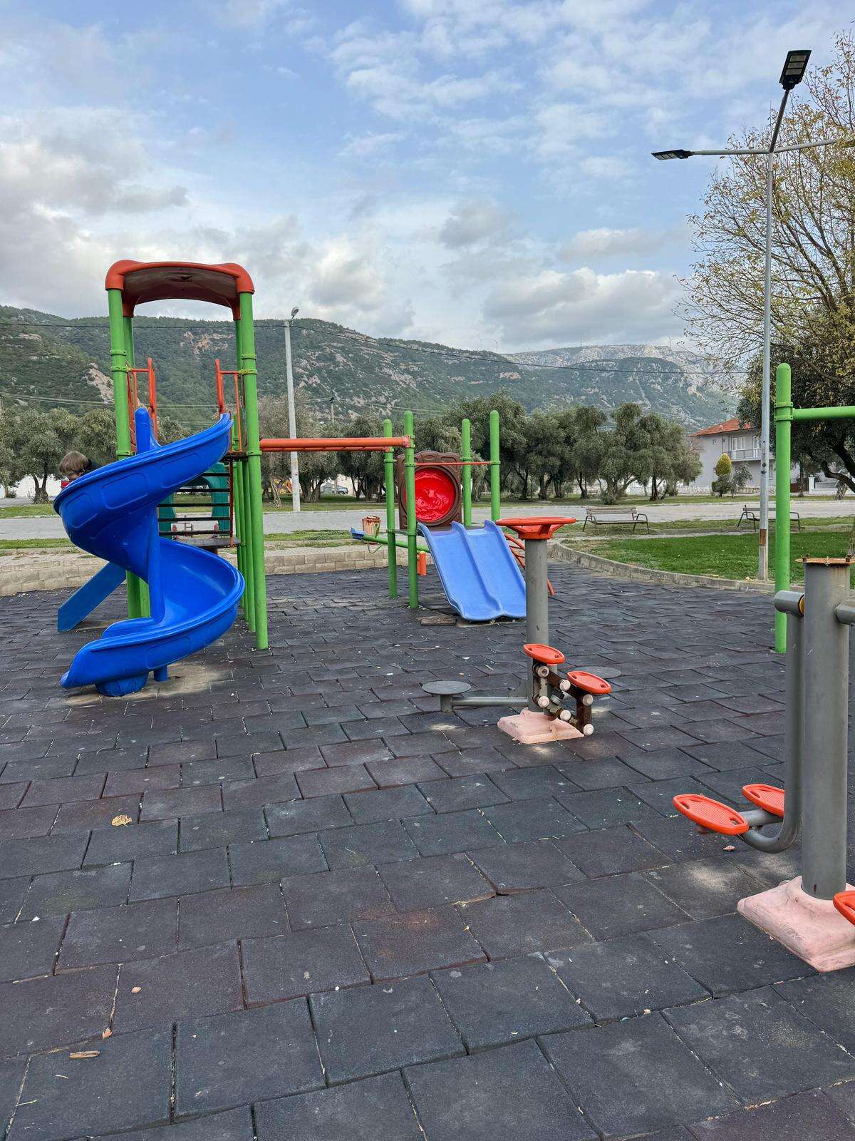 Menteşe'de Düğerek Parkları Dökülüyor: Çocuklar Tehlikede 10